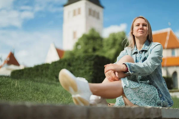Woman Resting Church Old Tallinn — Stock Photo, Image