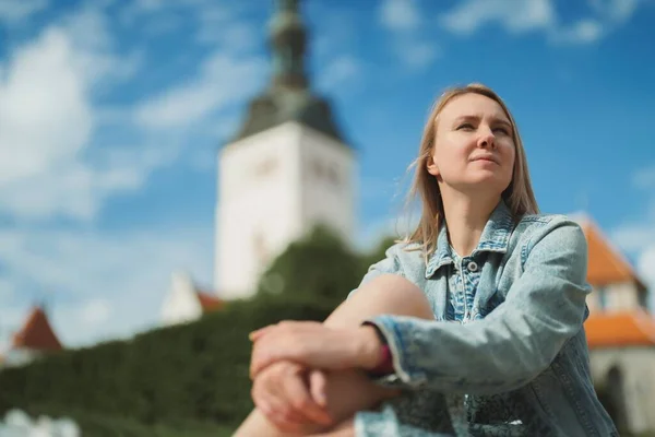 Frau Rastet Gegen Kirche Alten Tallinn Aus — Stockfoto