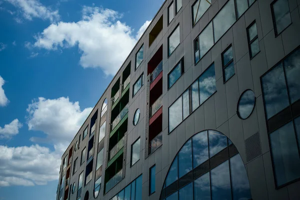 Moderne Architektur Haus Mit Mehrfarbiger Fassade Und Balkonen — Stockfoto