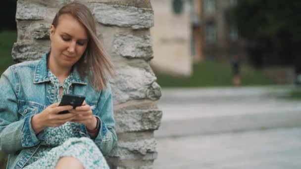 Mujer Con Teléfono Inteligente Está Descansando Ciudad Vieja — Vídeo de stock