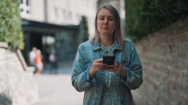 Turista Femenina Con Smartphone Pasea Por Ciudad Vieja — Vídeo de stock