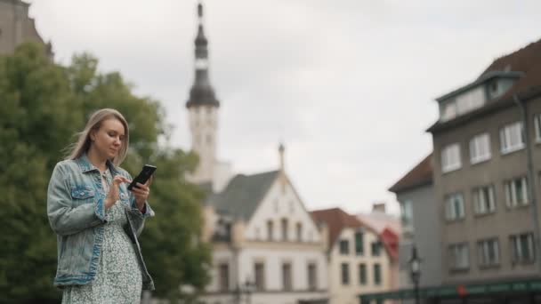 Frau Mit Smartphone Der Altstadt — Stockvideo