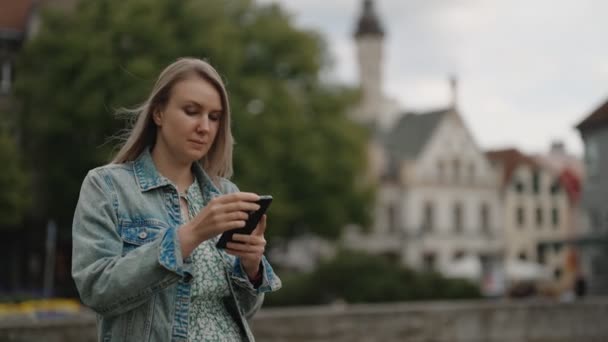 Mujer Con Smartphone Ciudad Vieja — Vídeo de stock