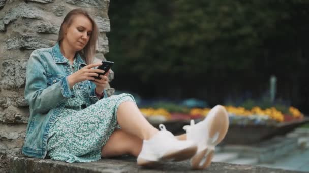 Kobieta Smartfonem Odpoczywa Starym Mieście — Wideo stockowe