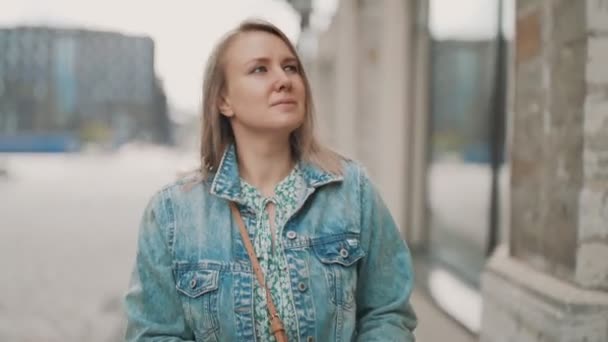 Female Tourist Looking Shop Window Clothing Store — Stock Video