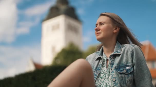 Mujer Descansando Contra Iglesia Viejo Tallin — Vídeos de Stock