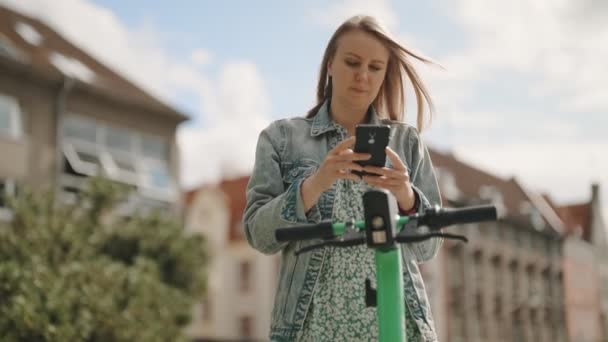 Vrouw Met Behulp Van App Smartphone Ontgrendelen Elektrische Scooter Straat — Stockvideo