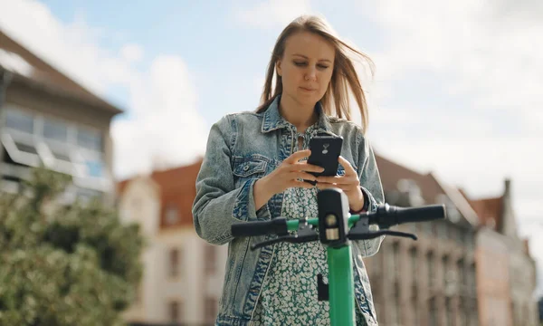 Mujer Usando Aplicación Teléfono Inteligente Para Desbloquear Scooter Eléctrico Calle — Foto de Stock