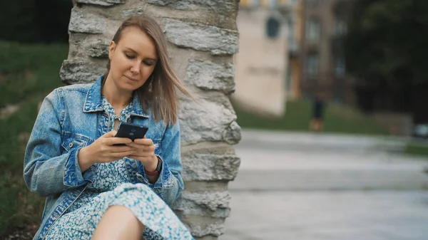 Frau Mit Smartphone Rastet Der Altstadt Aus — Stockfoto