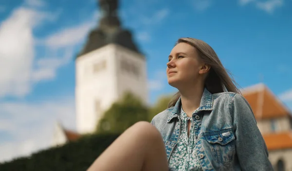 Mulher Descansando Contra Igreja Velha Tallinn — Fotografia de Stock