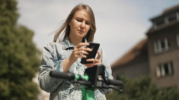 Mujer Usando Aplicación Teléfono Inteligente Para Desbloquear Scooter Eléctrico Calle — Foto de Stock