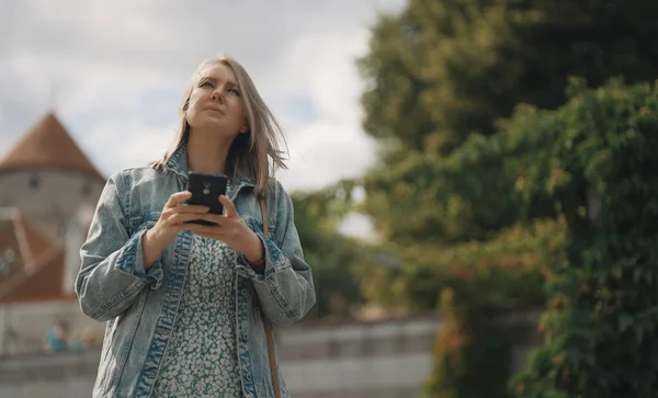 Turista Femenina Con Smartphone Pasea Por Ciudad Vieja —  Fotos de Stock