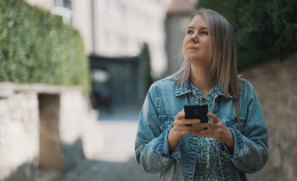 Vrouwelijke Toerist Met Smartphone Wandelt Door Oude Stad — Stockfoto