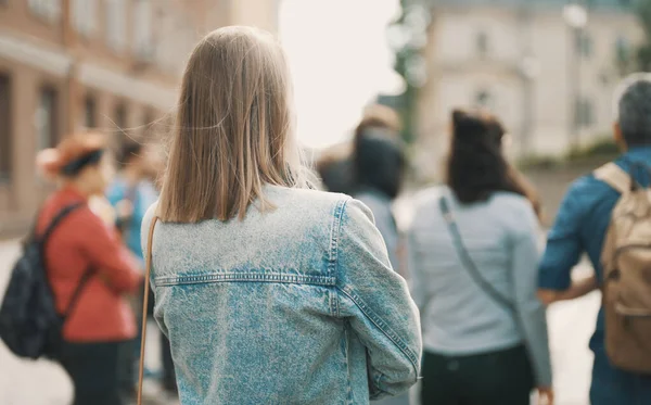 Eski Kasabayı Gezen Bir Kadın Turist — Stok fotoğraf