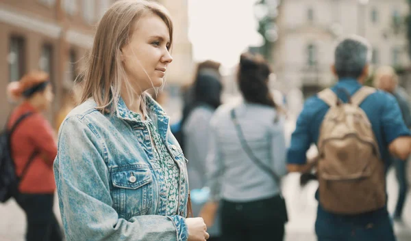 Žena Turista Okružní Jízdy Starém Městě — Stock fotografie