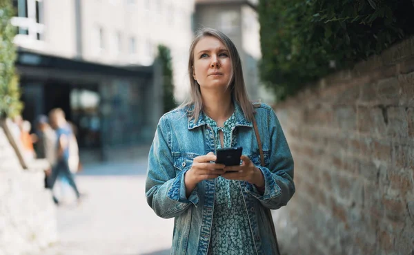 Vrouwelijke Toerist Met Smartphone Wandelt Door Oude Stad — Stockfoto