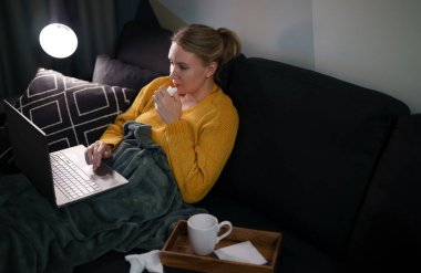 Hasta kadın evden çalışmaya çalışıyor..