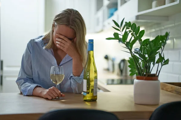 Frau Leidet Depressionen Und Trinkt Alkohol — Stockfoto