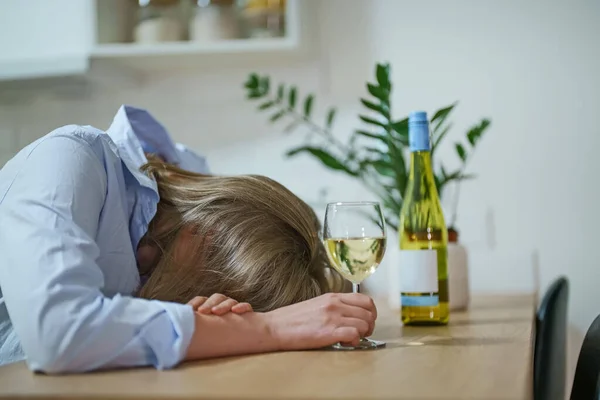 Mujer Que Sufre Depresión Bebe Alcohol —  Fotos de Stock