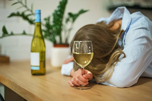 Frau Leidet Depressionen Und Trinkt Alkohol — Stockfoto