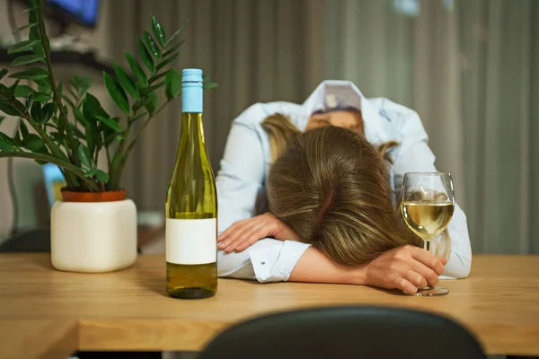 Mujer Que Sufre Depresión Bebe Alcohol —  Fotos de Stock