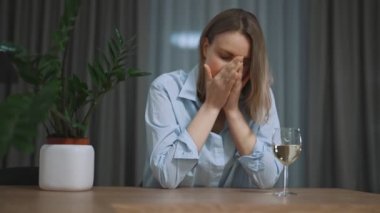 Depresyonda olan ve alkol alan bir kadın..