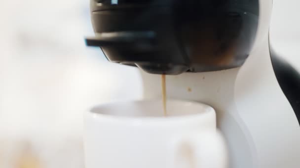 Koffiezetapparaat Giet Koffie Het Glas — Stockvideo