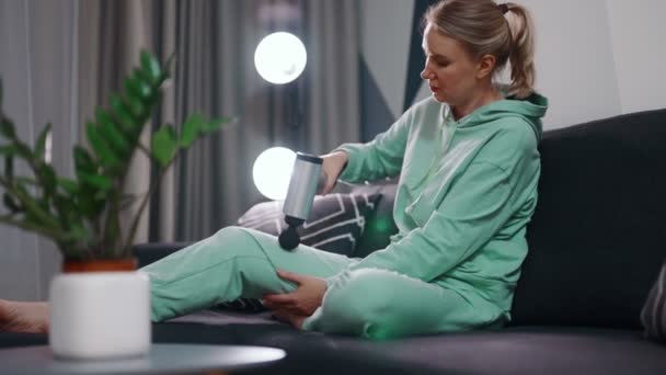 Femme Faisant Massage Avec Dispositif Percussion Massage Maison — Video