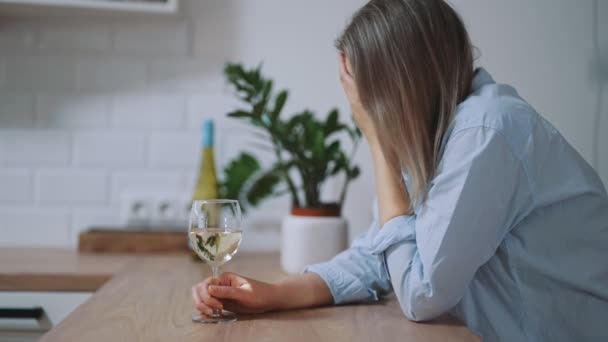 Donna Che Soffre Depressione Bere Alcol — Video Stock