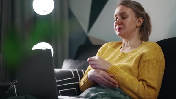 Kranke Frau Bett Schaut Film Auf Laptop — Stockvideo