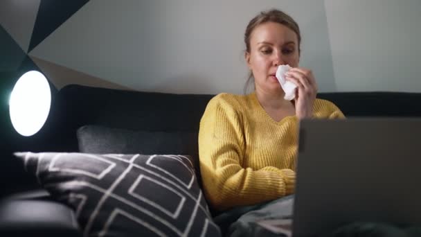 Ziek Vrouw Bed Kijken Film Laptop — Stockvideo