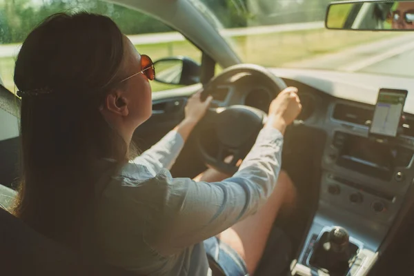 Yaz Zamanı Araba Kullanan Bir Kadın — Stok fotoğraf