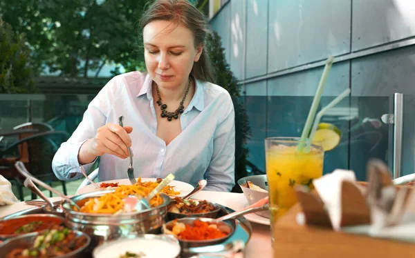 Mujer Está Comiendo Comida India Restaurante —  Fotos de Stock