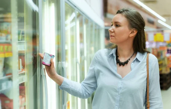 Woman Chooses Milk Dairies Grocery Store — Stock Photo, Image