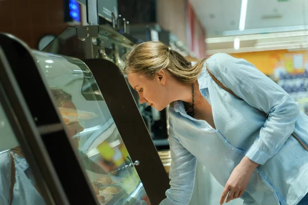 Woman Chooses Bread Grocery Store — Stock Photo, Image