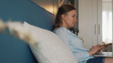 Kadın serbest meslek sahibi, evden çalışıyor. Telesekreter kavramı.