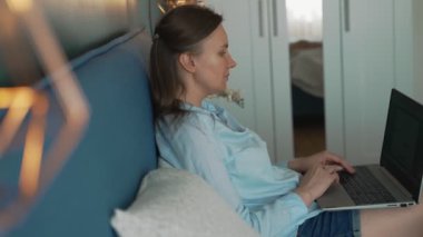 Kadın serbest meslek sahibi, evden çalışıyor. Telesekreter kavramı.