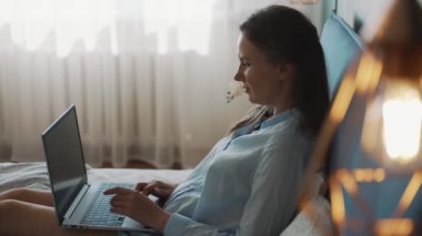 Kadın serbest meslek sahibi, evden çalışıyor. Telesekreter kavramı.