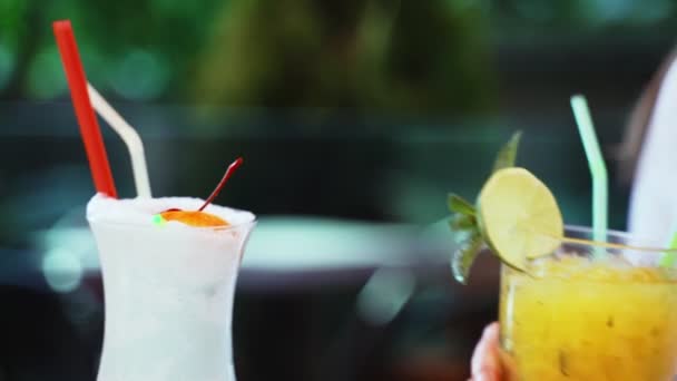 Gente Sbatte Bicchieri Con Due Cocktail Concetto Vacanza Vacanza — Video Stock