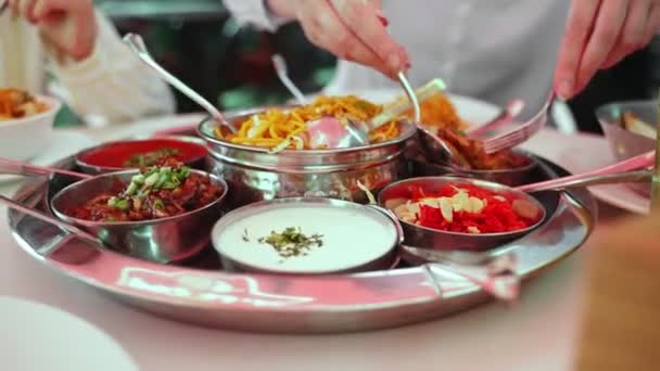 Mięso Thali Serwowane Restauracji — Wideo stockowe