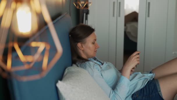 Mujer Con Teléfono Inteligente Navegar Por Internet Dormitorio — Vídeo de stock