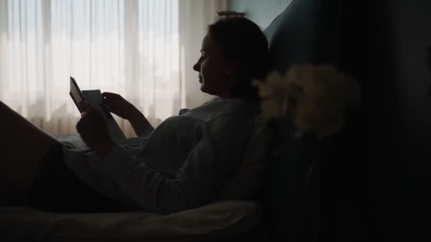 Женщина Любит Читать Книгу Спальне — стоковое видео
