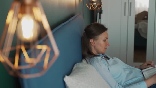 Mujer Disfruta Leyendo Libro Dormitorio — Vídeos de Stock