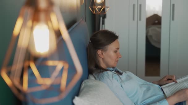 Frau Liest Gerne Ein Buch Schlafzimmer — Stockvideo