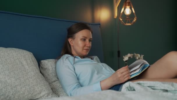 Femme Aime Lire Livre Dans Chambre — Video
