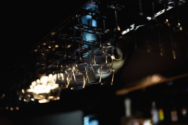 Barın üstünde asılı duran bardaklar..