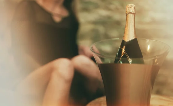 Chlazené Šampaňské Žena Gauči — Stock fotografie