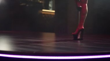 Kadın dansçı bir gece kulübünde dans ediyor..