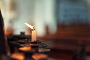 Kilisede yanan mum..