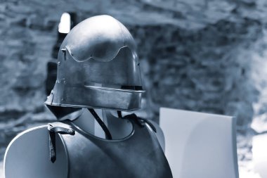 Müzede miğferi olan bir ortaçağ zincir zırhı..